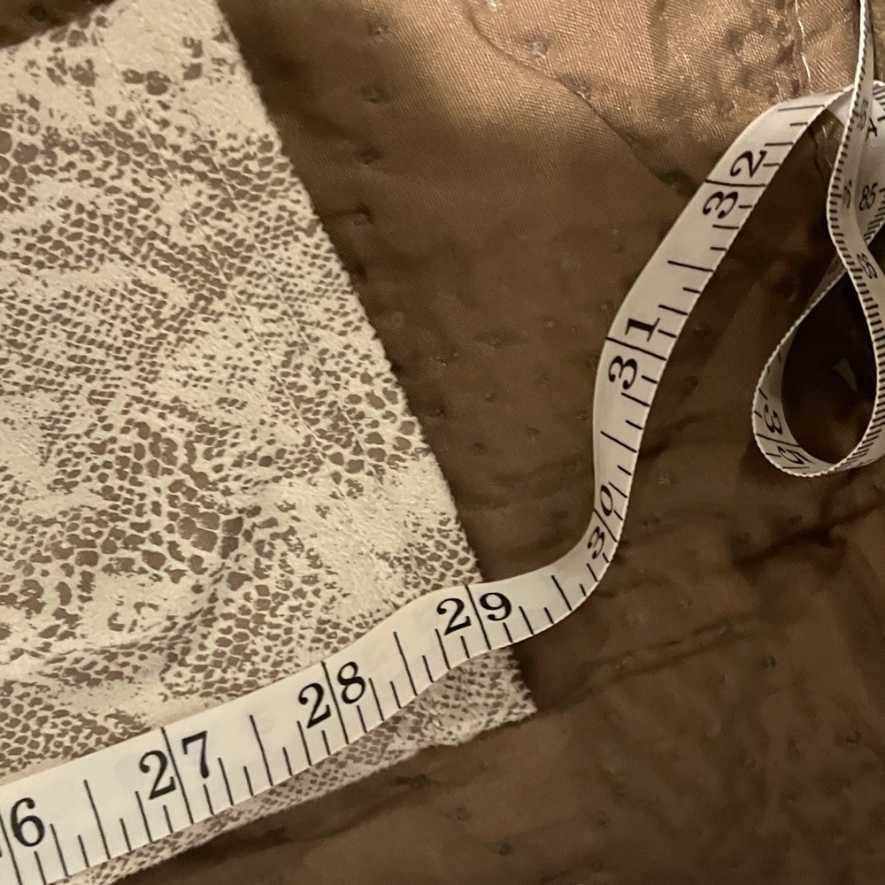 HUE Cream Patterned Leggings - Picture 10 of 11